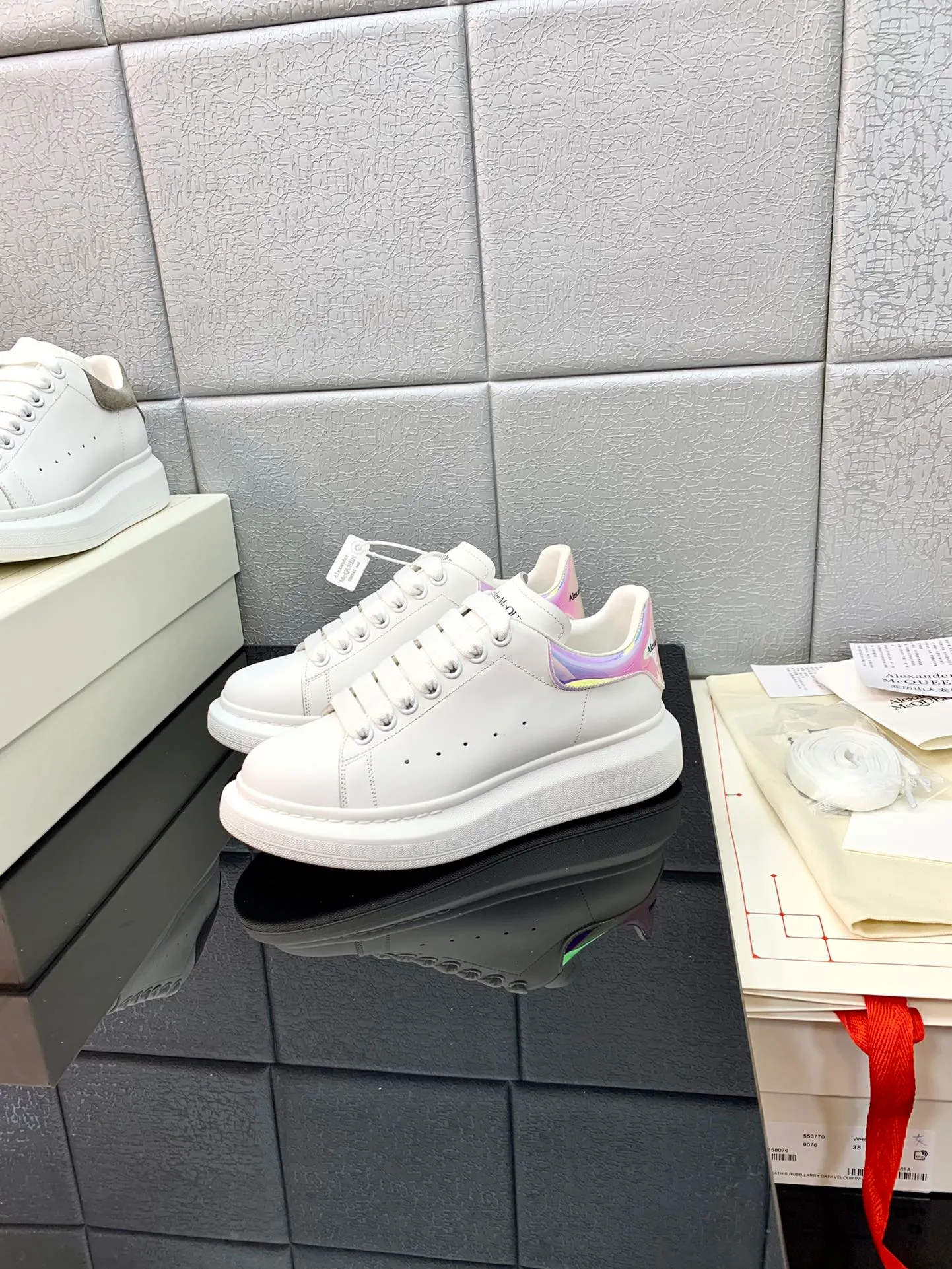 👟👟Ex-factory price 480👟👟 2022 latest upgraded version The latest McQueen white shoes original 1⃣: 1⃣ perfect replica ☑Deliver the latest counter full set of packaging 🎁Full series of color styles are constantly updated🥳🥳 🔺Fabric: Customized original matte silk cowhide 🔺Inner: imported water-dyed sheepskin lining/original customized soft cowhide cushion 🔺Feet: super clear high temperature air pressure logo➕soft latex pad 🔺Outsole: rubber T👟👟Ex-factory price U vacuum bottom/I👟👟Ex-factory price foam original bottom, thick bottom about 4cm 🔺Size: Female M34-40 Male M39-45